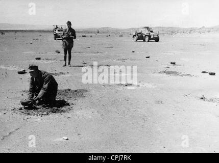 Les soldats allemands poser des mines, 1942 Banque D'Images