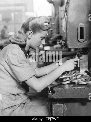 Femme dans une usine de guerre allemand, 1943 Banque D'Images