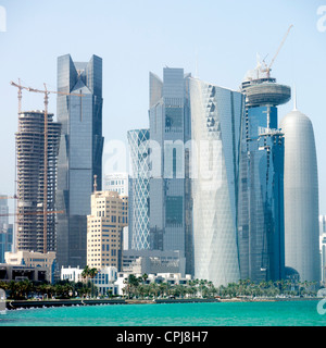 Vue sur les gratte-ciel modernes sur la Corniche au nouveau quartier des affaires de Doha au Qatar Banque D'Images