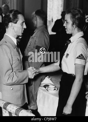 Joseph Goebbels avec une fille BDM, 1937 Banque D'Images