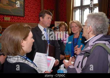 Député Paul Burstow sur des maisons d'Palriament à écouter les délégués à une journée de lobbying sur le diabète, Londres, Royaume-Uni. Banque D'Images