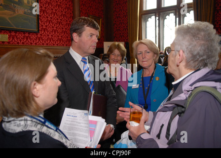 Député Paul Burstow sur des maisons d'Palriament à écouter les délégués à une journée de lobbying sur le diabète, Londres, Royaume-Uni. Banque D'Images