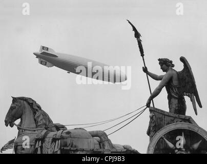 LZ 129 "Hindenburg" au-dessus de Berlin, 1936 Banque D'Images