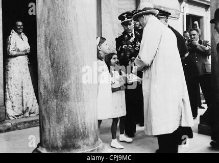 Adolf Hitler en face de la salle du festival de Bayreuth, 1938 Banque D'Images