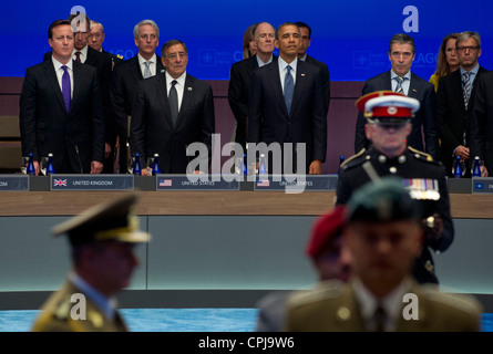 Le Premier ministre britannique, David Cameron, le secrétaire à la Défense Leon E. Panetta, le président américain Barack Obama et le Secrétaire général de l'OTAN, Anders Fogh Rasmussen, observer une couleur de l'OTAN en l'honneur des membres du service de garde ont été tués ou blessés en Afghanistan pendant le sommet de l'OTAN au McCormick Place Convention Center Banque D'Images