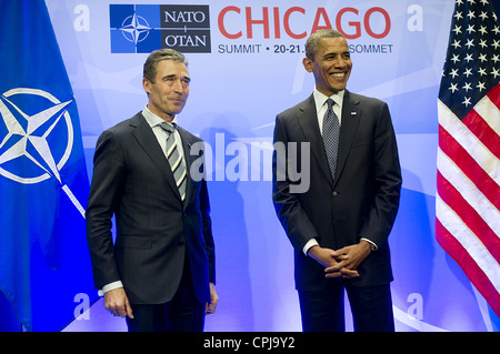 Le président américain Barack Obama remercie le Secrétaire général de l'OTAN Anders Fogh Rasmussen à l'ouverture du sommet de l'OTAN au McCormick Place Convention Center le 20 mai 2012 à Chicago, Illinois. Les dirigeants de l'OTAN sont parvenus à un accord sur la fin des opérations de combat en Afghanistan. Banque D'Images