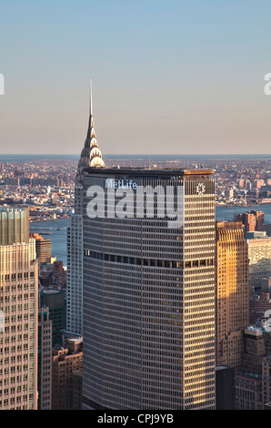 Avis de Chrysler et MetLife Building vers le bas Manhattan depuis le haut du Rockefeller Center, New York City. Banque D'Images