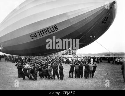 Le dirigeable Graf Zeppelin 'terres' à Berlin / Staaken, 1935 Banque D'Images