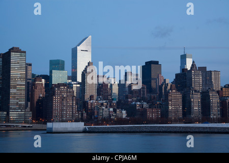 New York City skyline de Manhattan, vu de l'bras Park à Brooklyn, New York. Banque D'Images