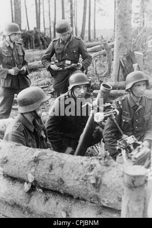 Soldats allemands avec un mortier DANS LA SECONDE GUERRE MONDIALE sur le front de l'Est, 1942 Banque D'Images