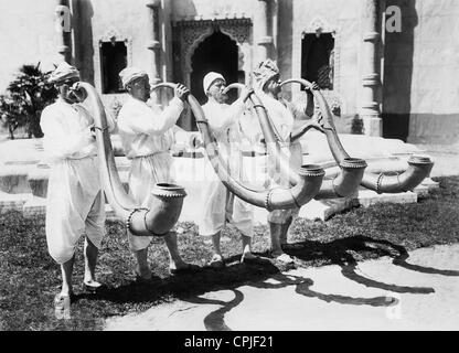 Les soufflantes de cor des alpes, 1927 Indiens Banque D'Images