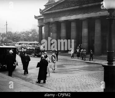 Le roi George V d'Angleterre avant de la National Gallery d'Édimbourg, 1931 Banque D'Images