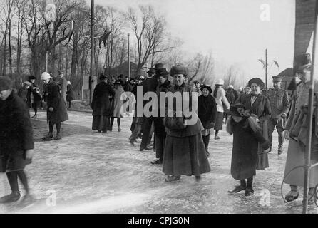 La Reine Wilhelmine des Pays-Bas de patinage avec sa fille, 1917 Banque D'Images