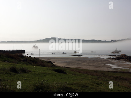 Ferry Calmac arrivant à Fionnphort de Iona apparaît hors de la mer brouillard dans le son d'Iona Banque D'Images