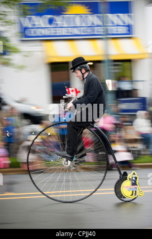 Man riding Penny Farthing bicyclette durant 2012 Parade-Victoria la fête de Victoria, Colombie-Britannique, Canada. Banque D'Images