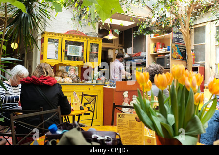 Un café de style serre à Delft Banque D'Images