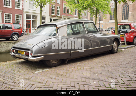 Un gris garé Citroën DS voiture aux Pays-Bas Banque D'Images