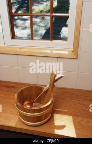 Le Bain lavabo et d'un scoop dans le sauna Banque D'Images