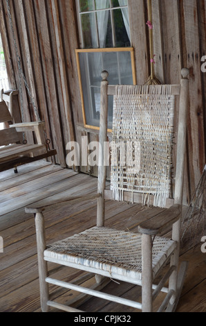 Un fauteuil à bascule sur un porche du chalet historique Banque D'Images