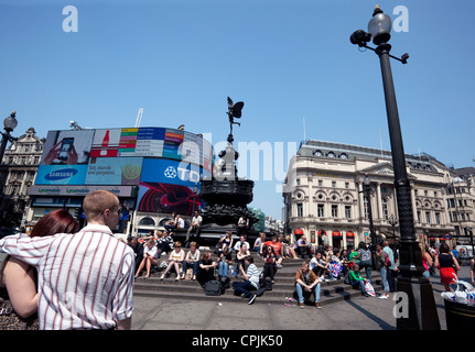 Les touristes peuvent profiter du soleil dans Piccadilly Circus, Londres Banque D'Images