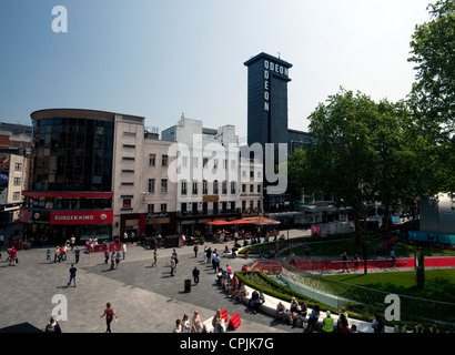 Leicester Square nouvellement remodelé dans le West End de Londres Banque D'Images