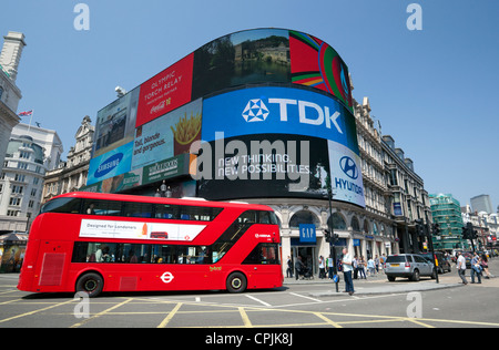 Nouveau Routemaster bus passe par Piccadilly Circus, Londres Banque D'Images