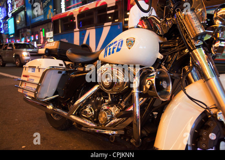 New York City moto NYPD close up la nuit à Times Square Harley Davidson vélo de police stationné encore Times Square, New York Banque D'Images