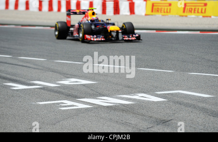 Mark Webber (AUS) Red Bull Racing RB8 à l'entrée de la pit-lane durant le Grand Prix de Formule 1 d'Espagne 2012 Banque D'Images