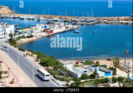 La baie de la mer, du port et de remblai dans la ville de Monastir, la mer Méditerranée, la Tunisie. Afrique du Sud Banque D'Images