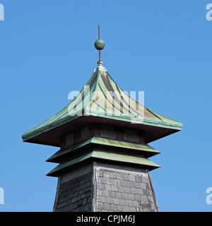 Pagode Destillery aérateur de toit avec paratonnerre contre ciel bleu clair Banque D'Images