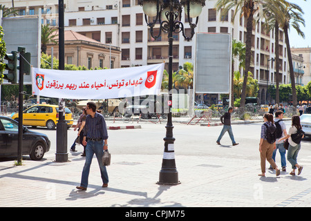 Rue principale Habib Bourguiba à Tunis capitale de la Tunisie avec des bannières et grève voitures militaires avec du fil de fer barbelé Banque D'Images