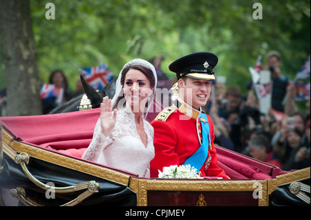 Le prince William et Catherine Middleton monter dans un transport vers le bas le centre commercial après leur mariage à l'abbaye de Westminster. Banque D'Images