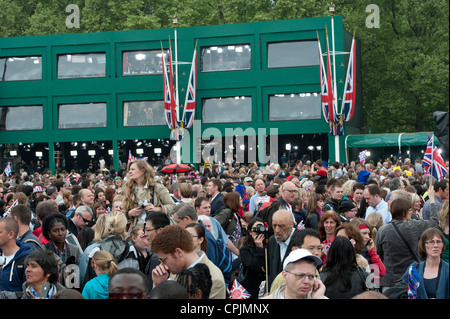 Les spectateurs debout à l'extérieur du centre des médias au cours de la Mariage du Prince William et Kate Middleton. Banque D'Images