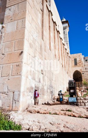 Hébron, en Cisjordanie, Israël. Womem prier près du Tombeau des Patriarches et matriarches (Grotte Machpela). Minaret dans la backgrnd Banque D'Images