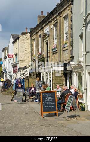 Personnes touristes visiteurs assis assis à l'extérieur des cafés dans le centre-ville de Skipton North Yorkshire Dales National Park Angleterre Royaume-Uni Grande-Bretagne Banque D'Images