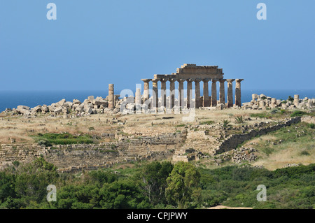 Selinunte. La Sicile. L'Italie. C Temple au milieu des ruines de l'acropole. Banque D'Images