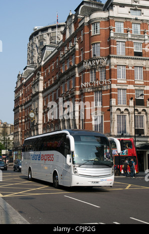 Un laissez-passer de bus National Express magasin Harvey Nichols à Knightsbridge, Londres sur sa façon de Swansea, Pays de Galles Banque D'Images