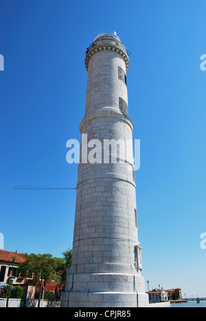 Phare blanc sur l'île de Murano dans une journée ensoleillée, Venise, Italie Banque D'Images