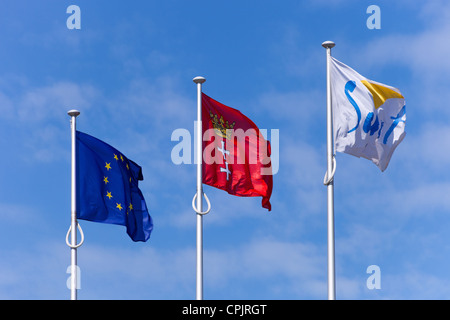 Les drapeaux de Sopot et Gdansk (Pologne) et l'Union européenne voler sous le ciel bleu. Banque D'Images