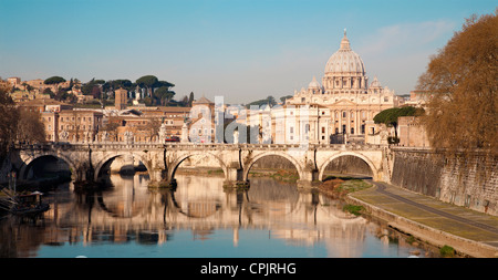 Rome - Pont des Anges et la basilique Saint Pierre au matin Banque D'Images