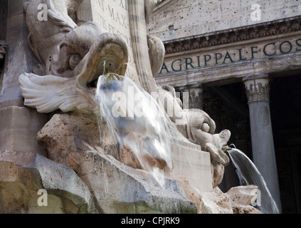 Rome - Fontaine de la Piazza della Rotonda et panthéon de matin Banque D'Images