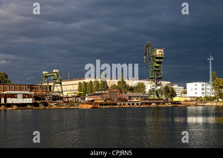 Sombres nuages sur l'industrie de la construction navale. Banque D'Images