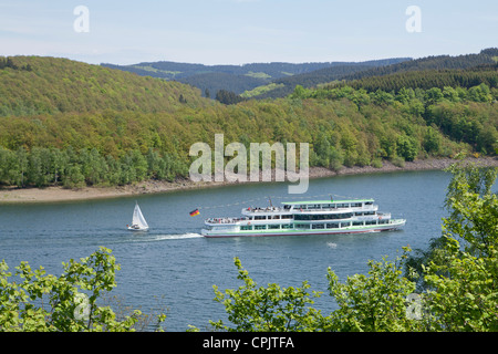 Bateau d'excursion sur le lac Bigge près de Attendorn, Sauerland, Rhénanie-du-, Allemagne Banque D'Images