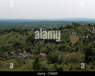 Paysages de collines couvertes de bois et de petites maisons Banque D'Images