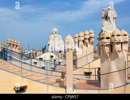 Passeig de Gràcia, Barcelone, Catalogne, Espagne. Tours de ventilation sur le toit de la Casa Milà, plus connue sous le nom de La Pedrera . Banque D'Images