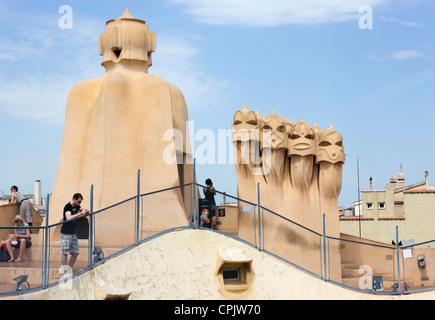 Passeig de Gràcia, Barcelone, Catalogne, Espagne. Tours de ventilation sur le toit de la Casa Milà, plus connue sous le nom de La Pedrera . Banque D'Images