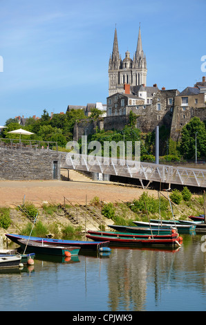 De petites embarcations sur la rivière Maine et la cathédrale Saint Maurice d'Angers sur l'arrière-plan. Banque D'Images