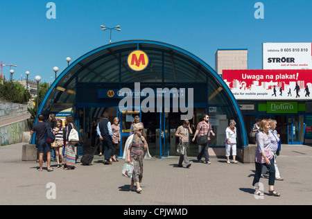 Les gens de quitter le métro de Varsovie entrée avec la conception de l'Euro 2012, la Pologne. Banque D'Images