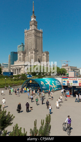 Les gens de quitter le métro de Varsovie entrée avec la conception de l'Euro 2012, la Pologne. Banque D'Images