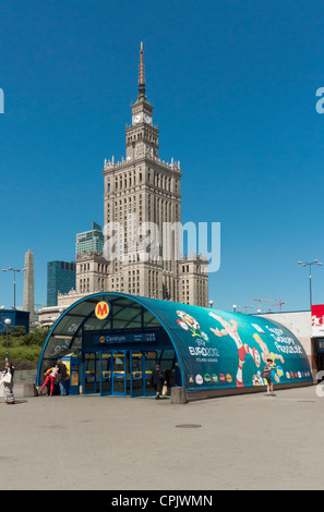 Les gens de quitter le métro de Varsovie entrée avec la conception de l'Euro 2012, la Pologne. Banque D'Images